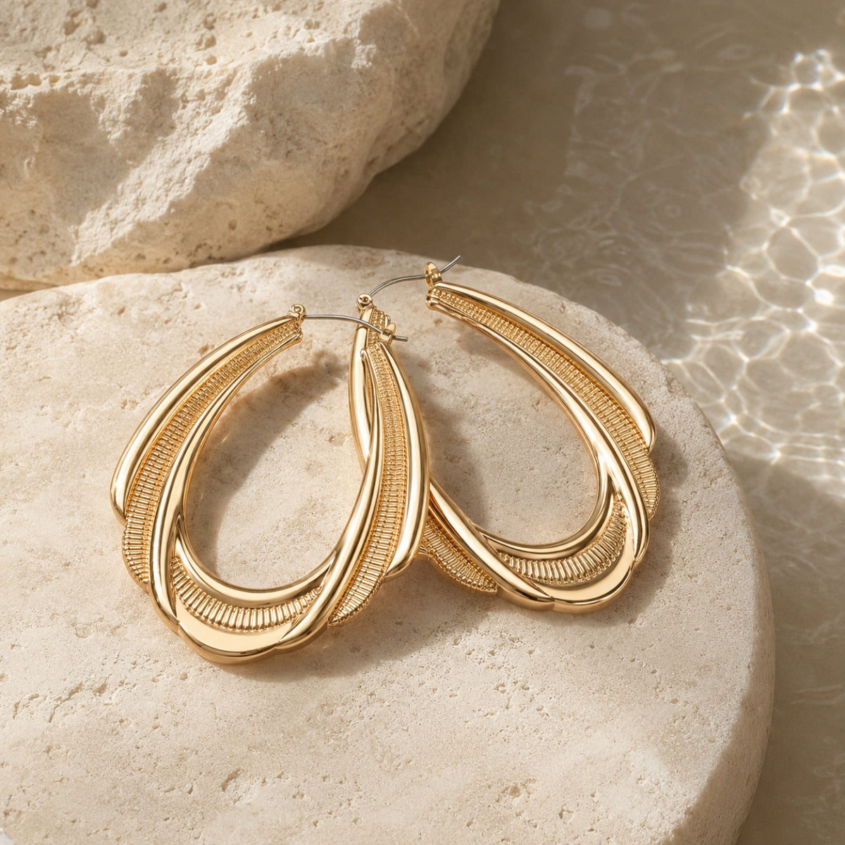 Aros geométricos martillados – Cobre dorado