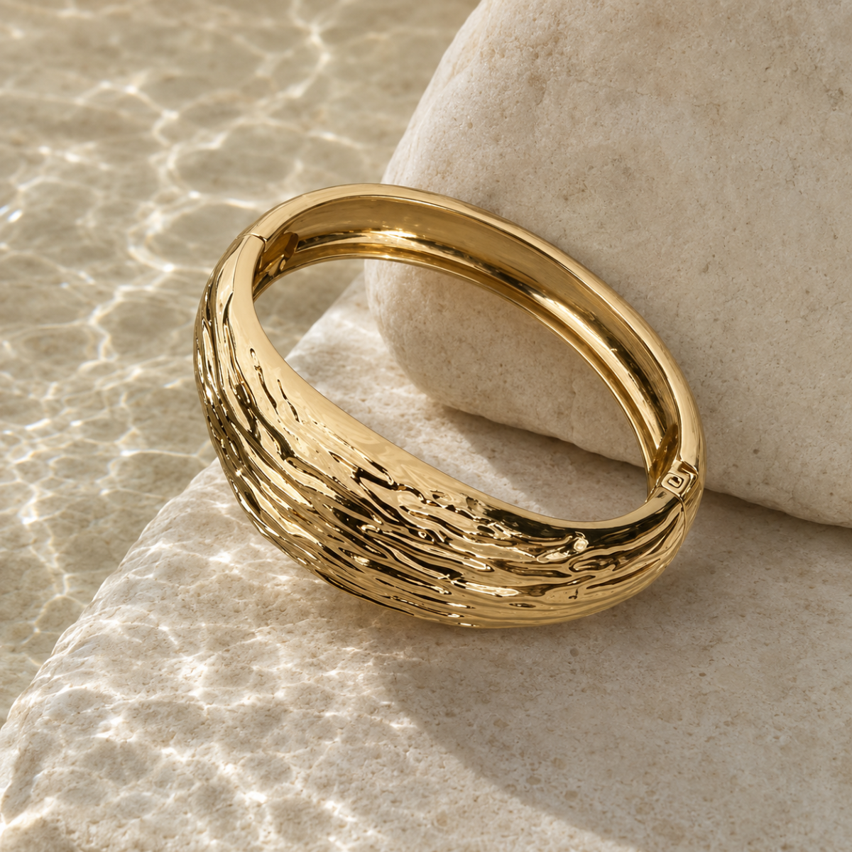 Pulsera rígida textura geométrica – Dorada